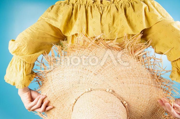 夏のイメージ　麦わら帽子を持つ女性 夏,夏休み,麦わら帽子の写真素材