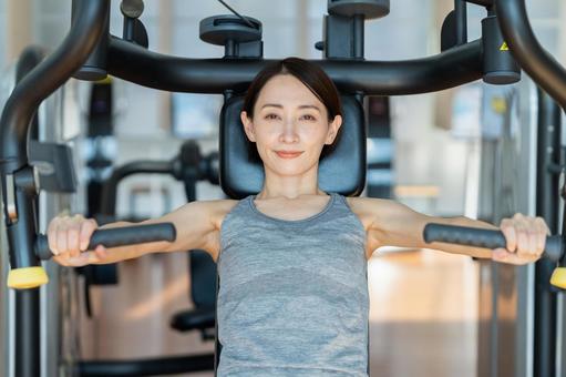 ジムでトレーニングするミドルの女性 ジム,トレーニング,筋トレの写真素材