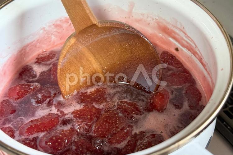 イチゴジャムを作る・煮詰める ジャム,いちごジャム,手作りの写真素材