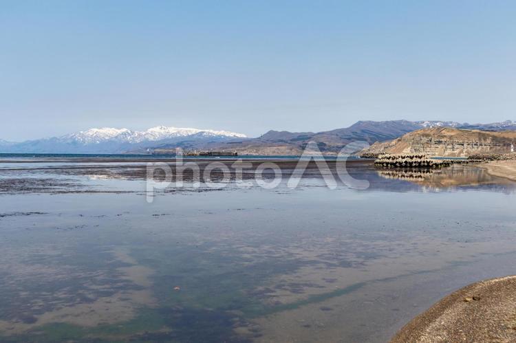 道南乙部町の滝瀬海岸の波の無い海と風景 滝瀬海岸,シラフラ,日本海の写真素材