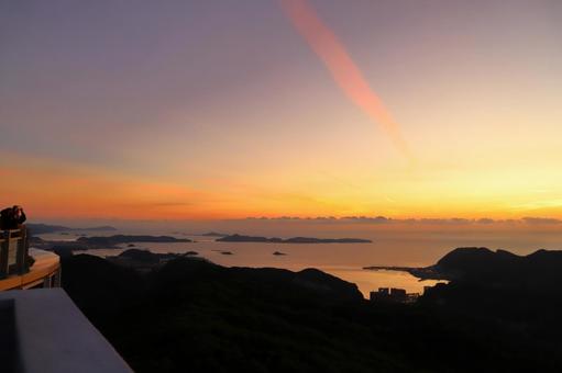 稲佐山山頂展望台からの眺め　夕焼け空 夕焼け,太陽光,空の写真素材