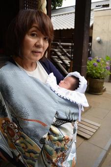 Grandmother and baby (male) visiting the shrine 31 days, JPG Grandmother and baby (male) visiting the shrine 31 days, shrine visit, first visit to shrine, early palace, JPG