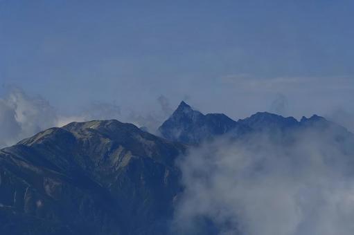 立山からのぞむ槍ヶ岳 立山からのぞむ槍ヶ岳の写真