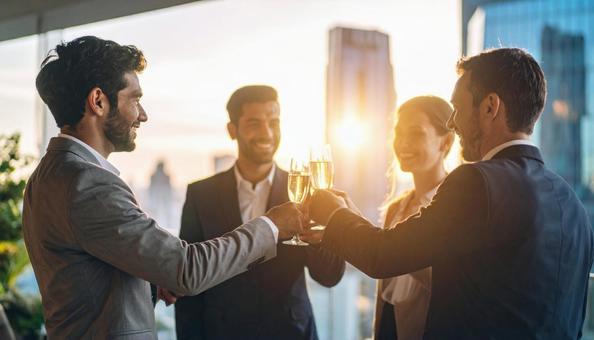 交流会で乾杯をする会社員 ビジネス 交流会で乾杯をする会社員 ビジネスの写真