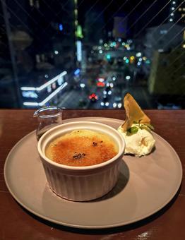 クレームブリュレと夜景 クレームブリュレと夜景 クレームブリュレ,カフェ,デザートの写真素材