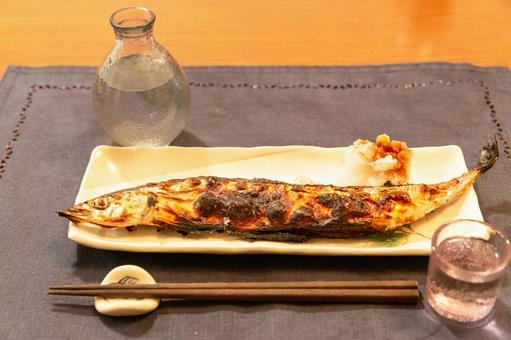 ちょっぴり焼きすぎた秋刀魚の塩焼き1 ちょっぴり焼きすぎた秋刀魚の塩焼き1 焼き魚,肴,魚の写真素材