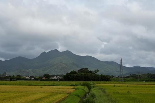 曇天に聳え立つ山 曇天に聳え立つ山の写真