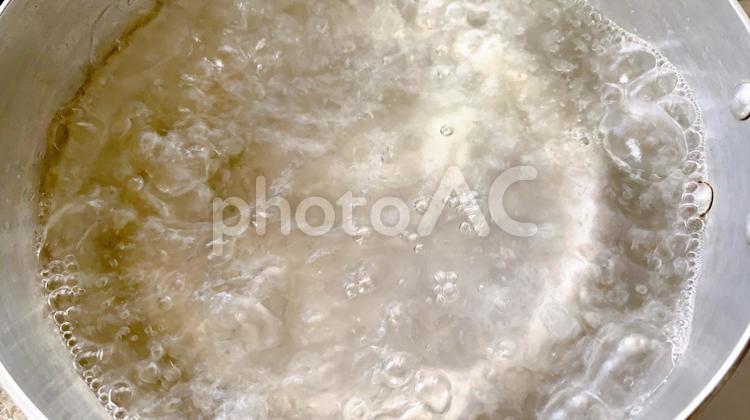 沸騰する鍋のお湯2 沸騰,お湯,鍋の写真素材