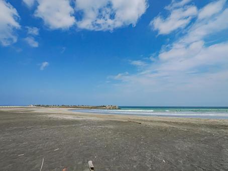 夏の晴れた砂浜と空 夏の晴れた砂浜と空の写真