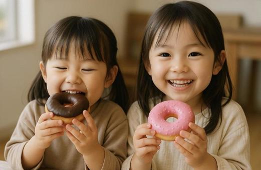 ドーナツを食べる2人 ドーナツを食べる2人の写真