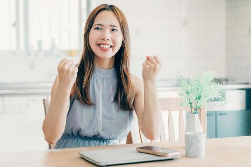 リモートワークする女性　ガッツポーズ 女性,ガッツポーズ,ビジネスの写真素材