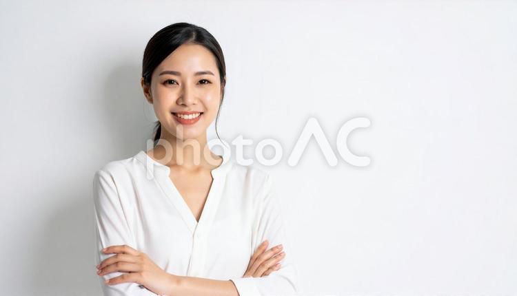 自信に満ちた笑顔の若い女性ポートレート 人物,女性,20代の写真素材