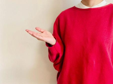 お先にどうぞ、のジェスチャーをする女性 お先にどうぞ、のジェスチャーをする女性の写真