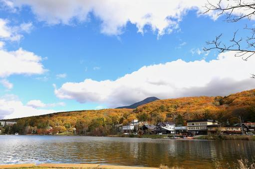 紅葉の白樺湖 山,パワースポット,眺めの写真素材