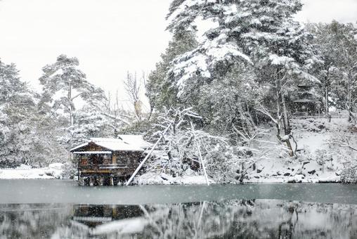 冬の兼六園 雪に包まれた霞ヶ池（石川） 兼六園,霞ヶ池,雪の写真素材