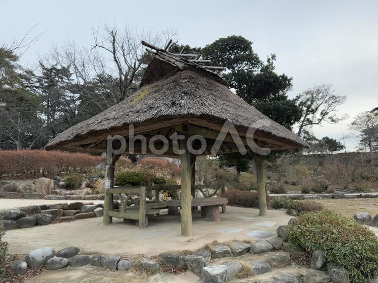 ときわ公園の茅葺き屋根の東屋 観光,茅葺き屋根,古民家の写真素材