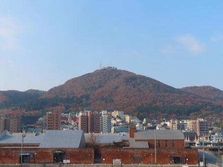 函館山と金森赤レンガ倉庫 11月,秋,函館山の写真素材