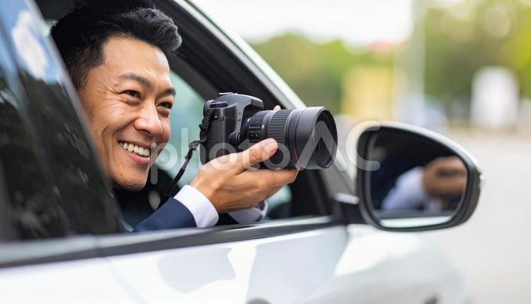 scoop!　車からカメラを構える男性 撮影,取材,パパラッチの写真素材