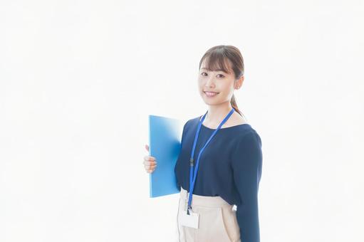 オフィスで働く若いビジネスウーマン オフィスで働く若いビジネスウーマン 働き方改革,白背景,従業員の写真素材