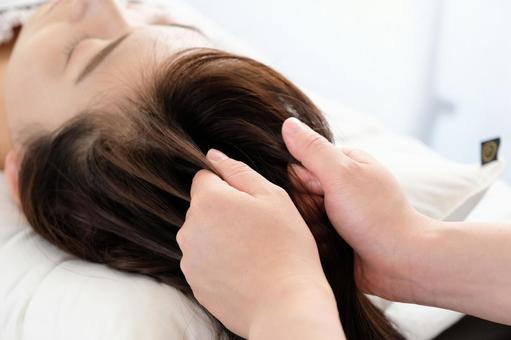 Hands of women and practitioners receiving scalp massage, scalp massage, female, head spa, JPG