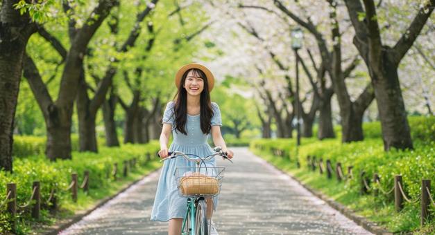 自転車をこぐ女性 自転車をこぐ女性の写真
