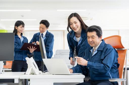 オフィスで働く作業服のエンジニア オフィスで働く作業服のエンジニア エンジニア,会議,不動産の写真素材