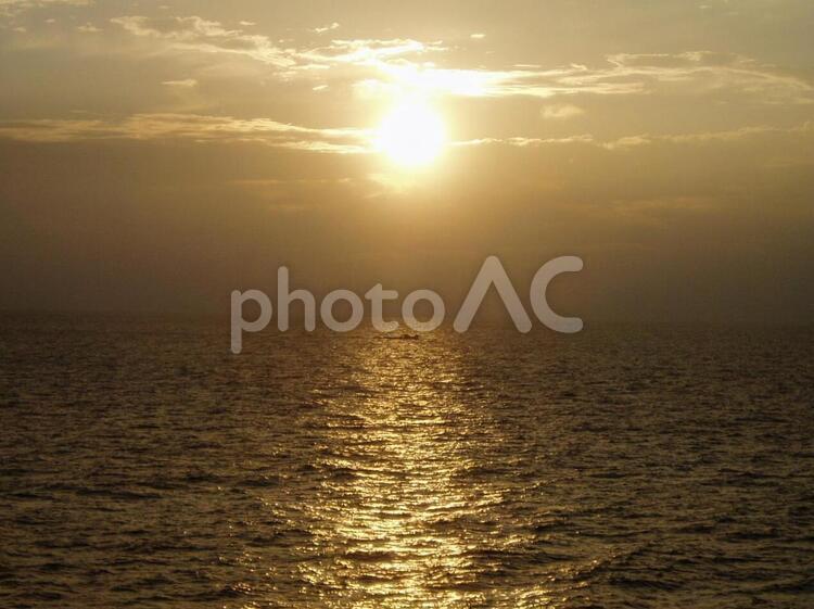 隠岐の島の夕日 日暮れ,太陽,海の写真素材