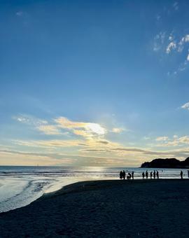 夕暮れの海岸 夕暮れ,海岸,波打ち際の写真素材