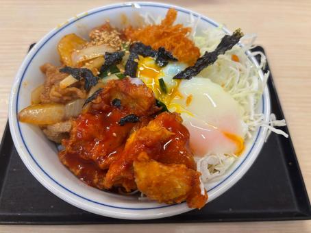 ボリューム丼ぶり 温玉,キャベツ,ヤンニョムチキンの写真素材