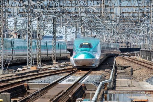 Tohoku Aomori Shinkansen E5 series crossing on both up and down lines, JPG