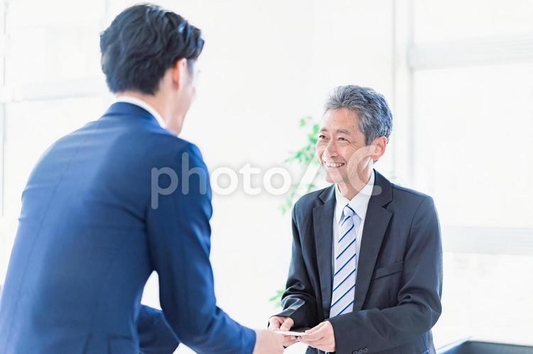 名刺交換をするビジネスマン 会社,紹介,挨拶の写真素材