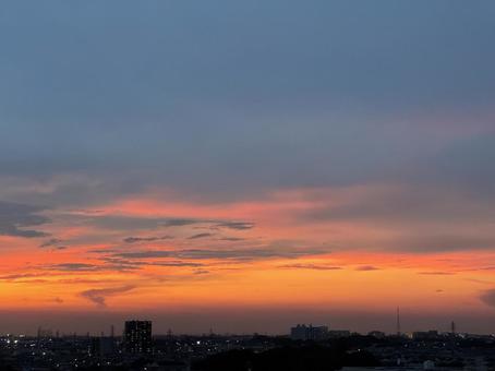 Cityscape dyed in the sunset, JPG
