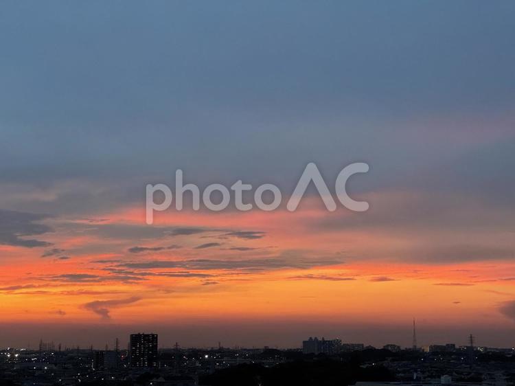 夕焼けに染まる街の風景 夕焼け,夕暮れ,夕空の写真素材