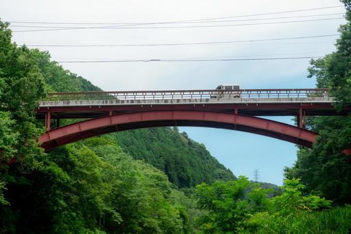 山間の赤い橋と車 山間の赤い橋と車 橋,車,山の写真素材