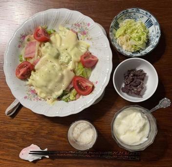チーズうどんにキャベツとオクラなどの夕食 チーズうどんにキャベツとオクラなどの夕食の写真
