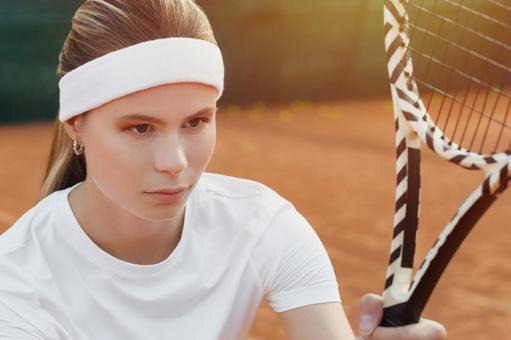 真剣な眼差しの女性アスリート　日差し 女性,外国人,テニスの写真素材