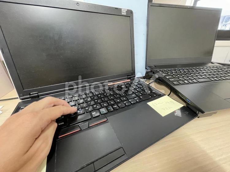 2台のノートPCで仕事をする ビジネス,スマホ,パソコンの写真素材