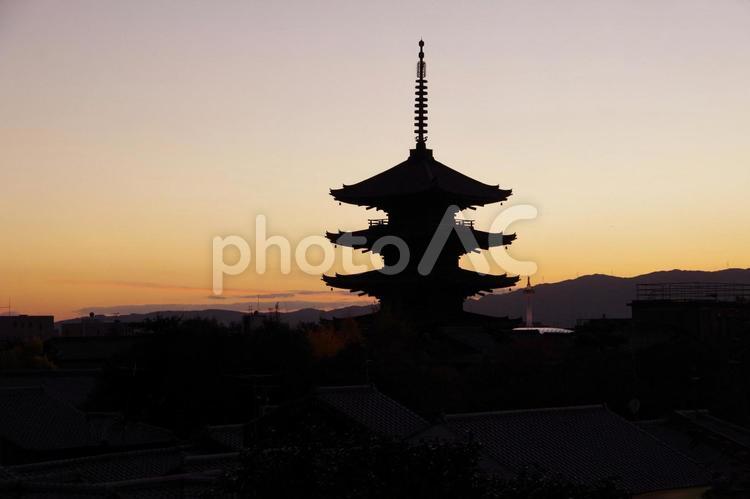 京都の夕暮れ　八坂の塔　（京都府） 八坂の塔,法観寺,京都の写真素材