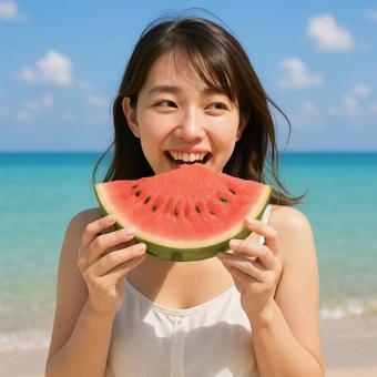 夏の海でスイカを食べる女性の写真