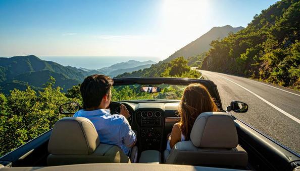 オープンカーに乗ってデートするカップル オープンカーに乗ってデートするカップル の写真