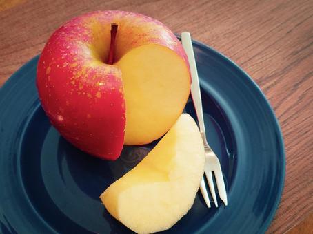 ひとつ切ったリンゴ りんご,秋のフルーツ,カットの写真素材