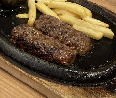 ステーキハンバーグとフライドポテト ステーキハンバーグとフライドポテトの写真