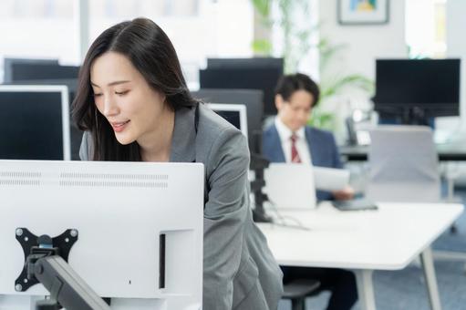 オフィスで仕事をする若いビジネスウーマン オフィスで仕事をする若いビジネスウーマン ビジネス,女性,オフィスの写真素材