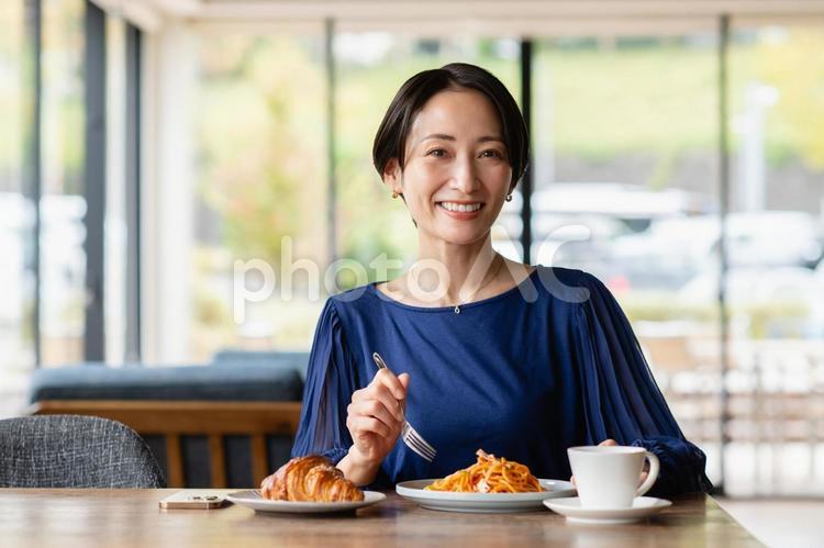 カフェで昼食を食べるミドルの女性 カフェ,ランチ,ミドルの写真素材