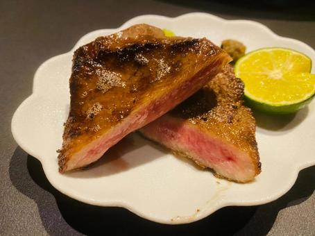 絶妙な焼き加減の厚切り牛タンステーキ 絶妙な焼き加減の厚切り牛タンステーキの写真