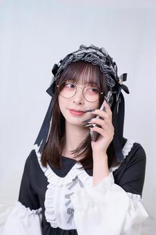 スマホで電話をする地雷系女子 スマホで電話をする地雷系女子 日本人,スマホ,女性の写真素材