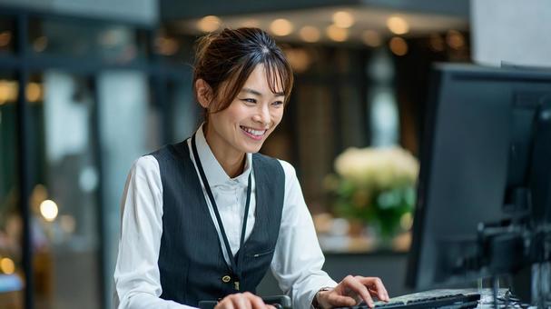 笑顔で接客する日本人銀行員 笑顔で接客する日本人銀行員の写真