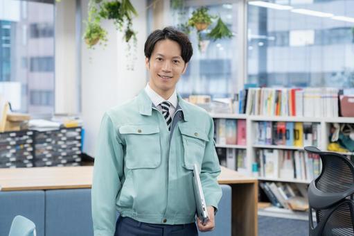 オフィスで仕事をする若いエンジニア オフィスで仕事をする若いエンジニア エンジニア,設計士,ビジネスの写真素材