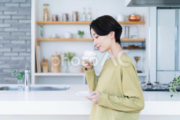 キッチンでコーヒーを飲むミドルの女性 キッチン,台所,コーヒーの写真素材