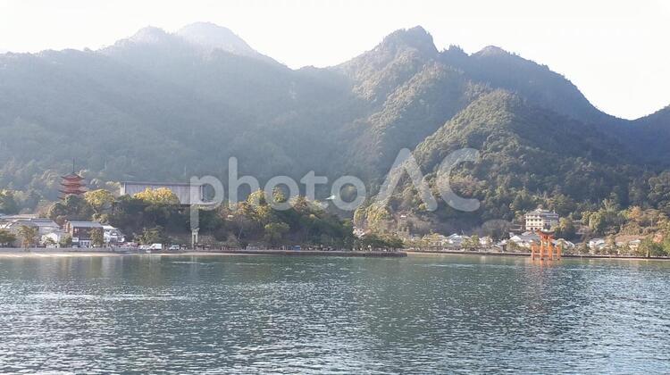 宮島フェリーから見える景色3 宮島,フェリー,神社の写真素材